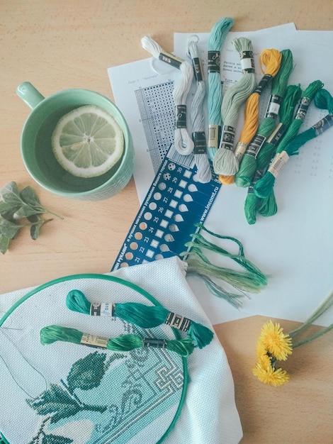 vyšívací stôl s materiálmi